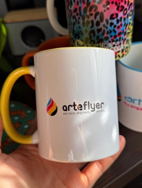 Taza blanca de cerámica personalizada con el logotipo de Arteflyer en Madrid